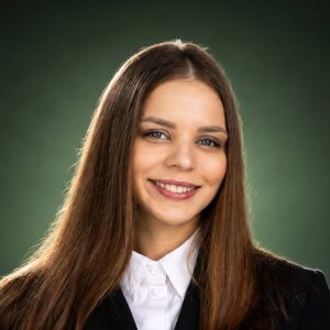 Leisan-portrait-green